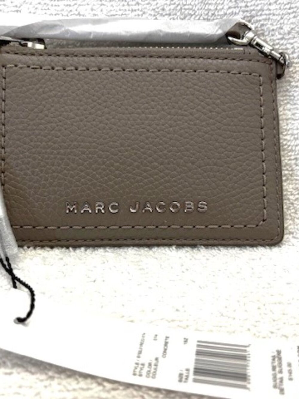 Marc Jacobs Groove pebble leather top zip wristlet card holder in Concrete gray